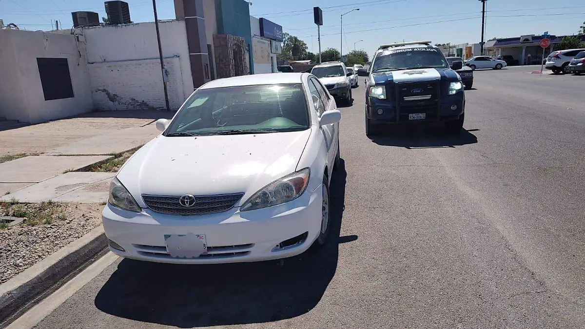 Ladrones dejaron por la avenida Zaragoza entre calles 26 y 27, un auto que robaron, el cual fue asegurado por policías municipales